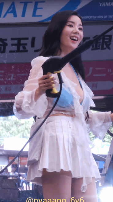 권은비 일본 워터밤 찢음ㅋㅋ.gif
